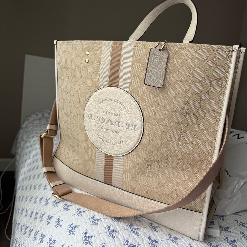Coach Dempsey Tote 40 | Cream | Style No. C8418